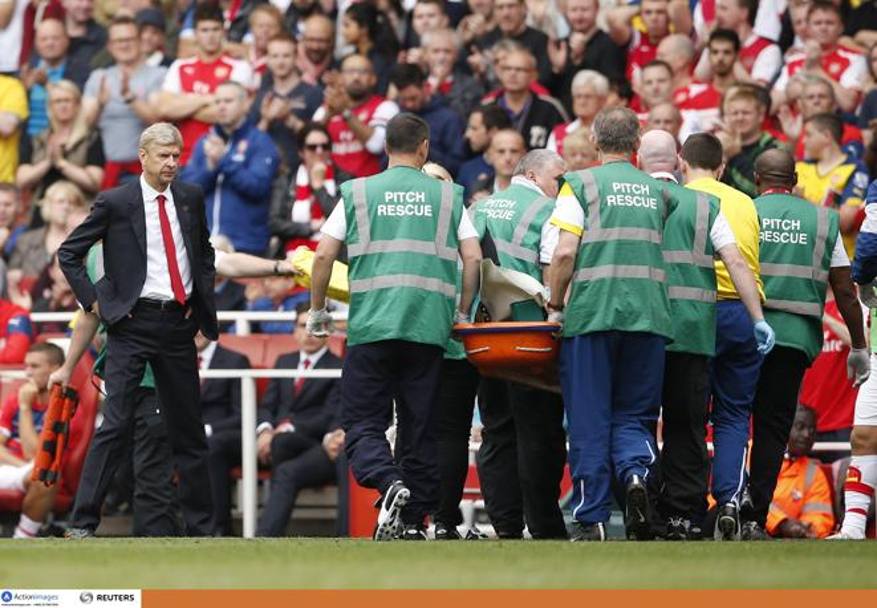 Si fa male Debuchy: esce dal campo in barella sotto lo sguardo preoccupato di Wenger. Reuters